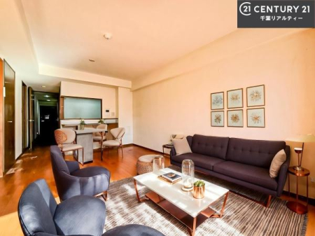 ���r���O �C���[�W�p�[�X�ɂ�CG�̉Ƌ�z�u����Ă��܂����A���ۂ̕����͋�̏�Ԃł̂��ē��ƂȂ�܂��B�Ƌ�̔z�u��X�^�C���͍w����̂��D�݂ɍ��킹�Ď��R�ɕύX�ł��܂��B