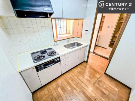 �L�b�`�� �ΖʃL�b�`���̊J�����ƁA�قǂ悭�Ɨ�������Ԑ��𗼗��B
�Ƒ��Ƃ̉�b���y���݂Ȃ���A��Ƃɂ��W���ł���L�b�`���ł��B