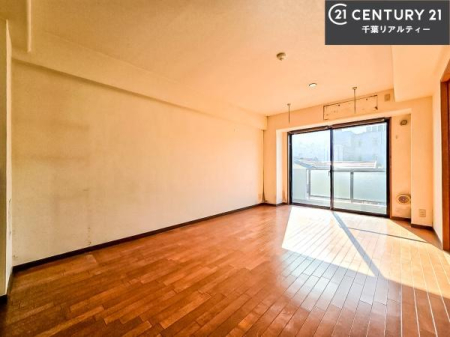 ���r���O �傫�ȑ����炽���Ղ�̗z�����������ށA���邭�J���I��LDK�B
�Ƒ������R�ƏW�܂�A�S�n�悢���Ԃ��߂������Ԃł��B