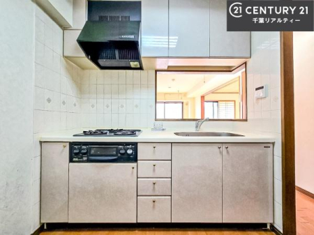 �L�b�`�� �L�b�`���ɂ݂͒�I������A���[�͂������Ղ�B
��������H����������肵�܂��āA��ƃX�y�[�X���L���g���܂��B