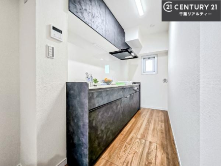 �L�b�`�� �V�i�����ς݂̕Ǖt���L�b�`���́A�������Ɨ��֐��𗼗��B��������Ƃ����z�u�ŁA���Z�X�y�[�X�����L�X�Ǝg����̂��������|�C���g�ł��B