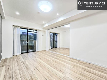 ���r���O �傫�ȑ����炽���Ղ�̗z���������閾�邢���r���O�B�J�����̂��郊�r���O�ŉƑ��c���̂��났�̎��Ԃ��߂����܂��B