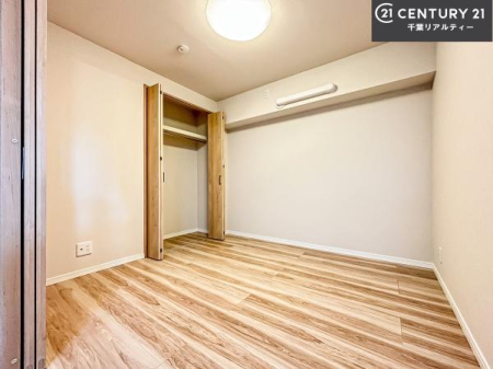 �q������ ���[�X�y�[�X���t���Ă���̂ŁA�}�ȗ��q���ł��U�炩��������������T�b�ƕЂÂ����đ�ϕ֗��ł��I�ǖʂ��L�X���Ă���̂ŁA�׋�����x�b�h�̒u����ɍ���܂���I