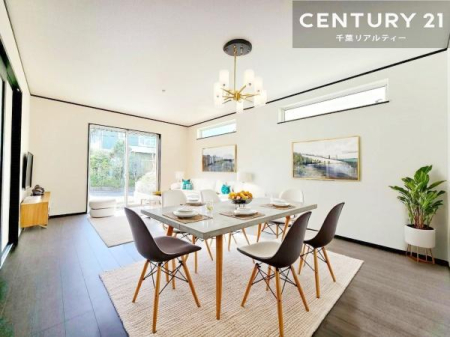 ���r���O �Ƌ��CG�p�[�X�ł��B�傫�ȑ����炽���Ղ�̗z���������閾�邢���r���O�B�J�����̂��郊�r���O�ŉƑ��c���̂��났�̎��Ԃ��߂����܂��B