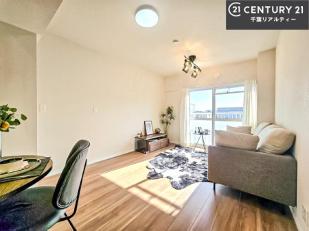 ���r���O LDK�́A�L�b�`�����烊�r���O�܂Ŏ������ʂ�A�Ƒ��Ƃ̉�b���e�ރR�~���j�P�[�V������ԁB�݂�Ȃňꏏ�ɉ߂������Ԃ����R�ɑ����܂��B