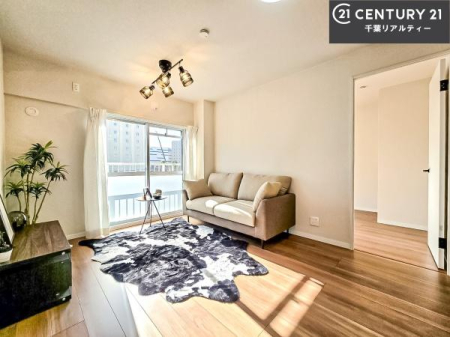 ���r���O �傫�ȑ����炽���Ղ�̗z�����������ށA���邭�J���I��LDK�B
�Ƒ������R�ƏW�܂�A�S�n�悢���Ԃ��߂������Ԃł��B