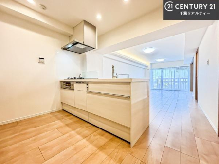 �L�b�`�� �ΖʃL�b�`���̊J�����ƁA�قǂ悭�Ɨ�������Ԑ��𗼗��B
�Ƒ��Ƃ̉�b���y���݂Ȃ���A��Ƃɂ��W���ł���L�b�`���ł��B