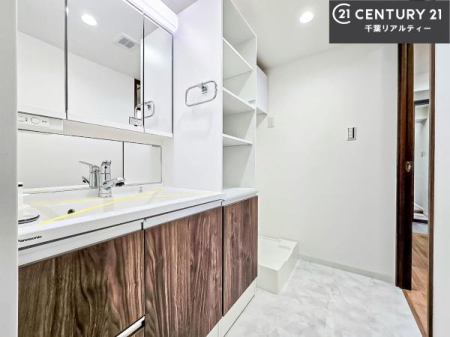 ���ʑ�E���ʏ� �O�ʋ��d�l�̐��ʏ��́A�g�����Ȃ݂����₷������I���͎��[�ɂȂ��Ă��܂��B�h���C���[�₨���ϓ����Еt������̂Ő��ʑ������X�b�L���ƌ����邱�Ƃ��o���܂��I