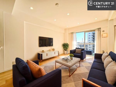 ���r���O �C���[�W�p�[�X�ɂ�CG�̉Ƌ�z�u����Ă��܂����A���ۂ̕����͋�̏�Ԃł̂��ē��ƂȂ�܂��B�Ƌ�̔z�u��X�^�C���͍w����̂��D�݂ɍ��킹�Ď��R�ɕύX�ł��܂��B