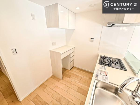 �L�b�`�� ��Ƃ肠�钲���X�y�[�X�ō�Ƃ����₷�����K�ȃL�b�`���ł��I
���q�l�ƈꏏ�ɂ��َq������y���߂�L�X�X�y�[�X�ł��B�y�����������ԂɂȂ肻���ł��ˁI