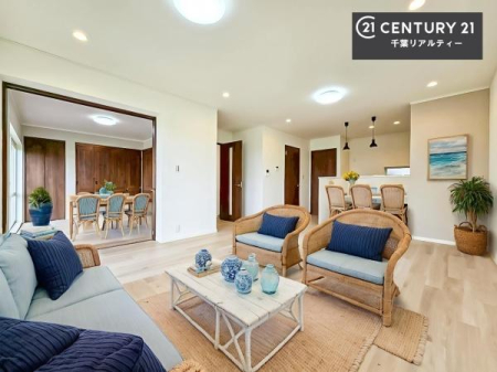 ���r���O �Ƌ��CG�p�[�X�ł��B�J�����̂���L�XLDK�I�\�t�@�[��_�C�j���O�e�[�u����u���Ă������ɂȂ�Ȃ��̂ŉ��K�ɉ߂����܂��I
�R�~���j�P�[�V���������₷�����r���O�ł��I
