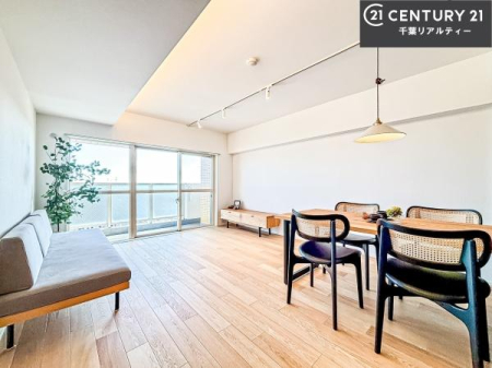 ���r���O �傫�ȑ����炽���Ղ�̗z�����������ށA���邭�J���I��LDK�B
�Ƒ������R�ƏW�܂�A�S�n�悢���Ԃ��߂������Ԃł��B