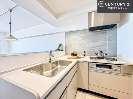 �L�b�`�� �V�������m�x���ꂽ�V�X�e���L�b�`���ŁA�����̉Ǝ����X���[�Y�ɁB������������C�����悭�g���܂��B