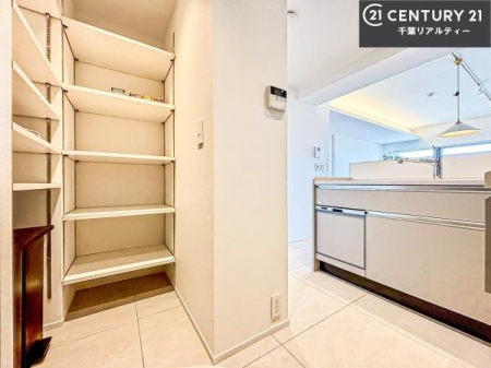 ���[ �p���g���[�t���I���Ă�������A�H�ނ̃X�g�b�N���X�b�L�����ڂ��邱�Ƃ��ł��܂��I
���񌻒n�ł��m���߂��������B