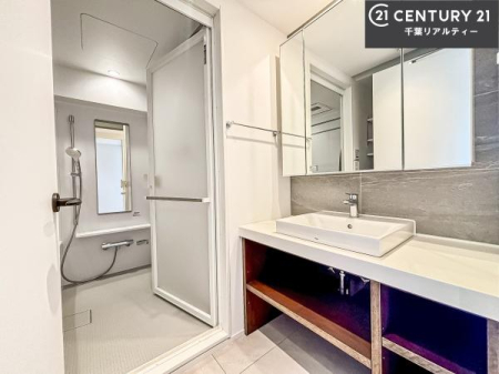 ���ʑ�E���ʏ� �t���b�g�^�C�v�̐��ʑ���̗p�B
��������Ƃ����f�U�C���ŁA���ʋ�Ԃ��������ɉ��o���܂��B