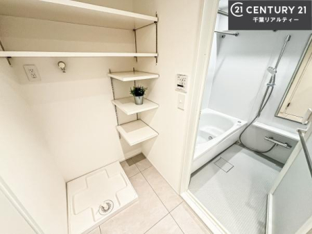 ���ʑ�E���ʏ� ����@�u����ɂ͖h���p����ݒu���A���S���Ă����p���������܂��B
�㕔�ɂ͒I������A��܂���p�i�̎��[�ɂ��֗��ł��B