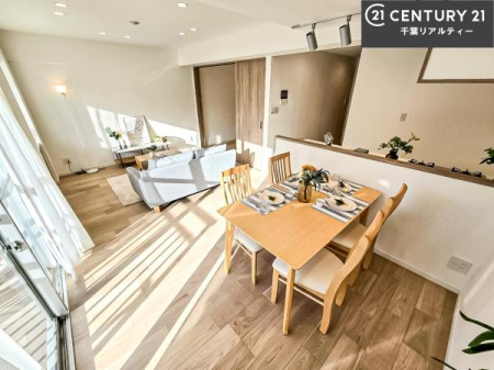 ���r���O �N�����d�˂������ɁA�Z���X�ǂ�������������m�x�[�V�����B���₩�Ȍ����������ދ��S�n�̗ǂ���ԂŁA�����ɉ��K�ȕ�炵���n�߂��܂��B