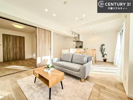 ���r���O �傫�ȑ����炽���Ղ�̗z�����������ށA���邭�J���I��LDK�B
�Ƒ������R�ƏW�܂�A�S�n�悢���Ԃ��߂������Ԃł��B