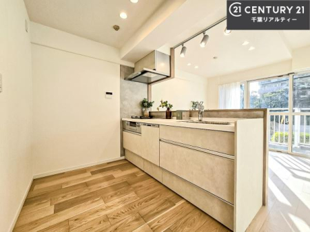 �L�b�`�� ��l�C�̑Ζʎ��V�X�e���L�b�`�����̗p���Ă��܂��I���Ƒ��̃R�~���j�P�[�V���������R�Ƒ�����݌v�ł��B
���q�l�ɂ��ڂ��͂��̂Ŋ������ł��ˁI�L�X�g���ĉ��K�ɍ�Ƃ��i�݂܂��B