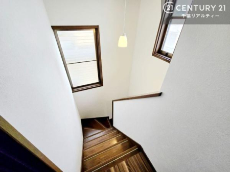 ���̑����� �傫�ȑ���������������ޖ��邢�K�i�X�y�[�X�B�����͏Ɩ����炸�ŁA���R�̂ʂ�����������Ȃ����艺��ł��܂��B�J����������A�����̓������S�n�悭�߂������Ԃł��B