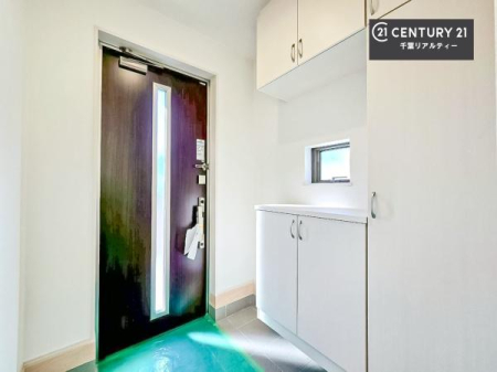 ���� �V���[�Y�{�b�N�X�t���Ȃ̂ŁA���ւ��Еt�����|�������₷���ł��I
�X�b�L���������ւŌ˂��J�����u�ԁA�������̂���S�n������Ԃ��o�}���Ă���܂��B
