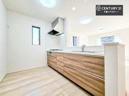 �L�b�`�� ��l�C�̑Ζʎ��V�X�e���L�b�`�����̗p���Ă��܂��I���Ƒ��̃R�~���j�P�[�V���������R�Ƒ�����݌v�ł��B
���q�l�ɂ��ڂ��͂��̂Ŋ������ł��ˁB�L�X�g���ĉ��K�ɍ�Ƃ��i�݂܂��B