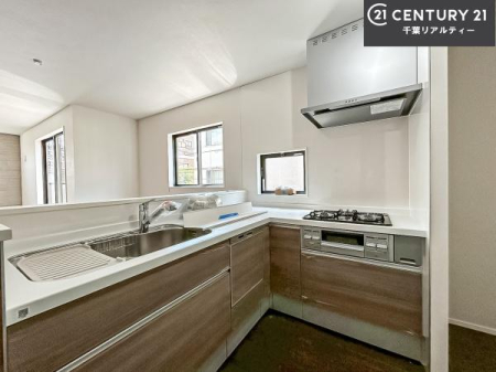 �L�b�`�� ��l�C�̑Ζʎ��V�X�e���L�b�`�����̗p���Ă��܂��I���Ƒ��̃R�~���j�P�[�V���������R�Ƒ�����݌v�ł��B
���q�l�ɂ��ڂ��͂��̂Ŋ������ł��ˁB���[�͂�����܂��I