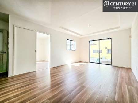 ���r���O ��؂ȉƑ����W�܂邩�炱��LDK�ɂ͂�����肽���B
�q�����������C�ɏ΂��Ȃ��瑖�����Ă���p�����������u�L���Ƃɂ��ėǂ������v�Ǝv���u�Ԃł��B