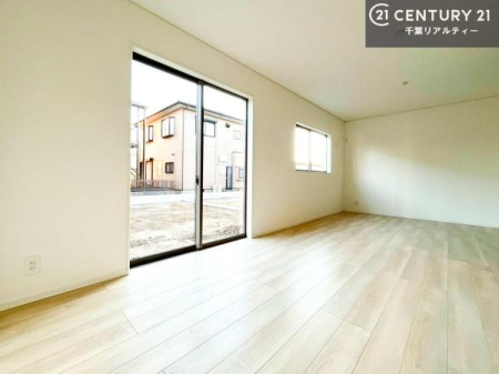 ���r���O �傫�ȑ����炽���Ղ�̗z���������閾�邢���r���O�B�J�����̂��郊�r���O�ŉƑ��c���̂��났�̎��Ԃ��߂����܂��B