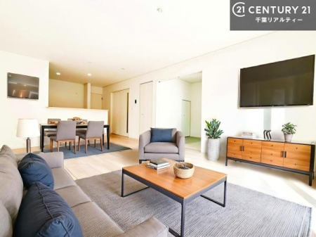 ���r���O �Ƌ��CG�p�[�X�ł��B��؂ȉƑ����W�܂邩�炱��LDK�ɂ͂�����肽���B
�q�����������C�ɏ΂��Ȃ��瑖�����Ă���p�����������u�L���Ƃɂ��ėǂ������v�Ǝv���u�Ԃł��B