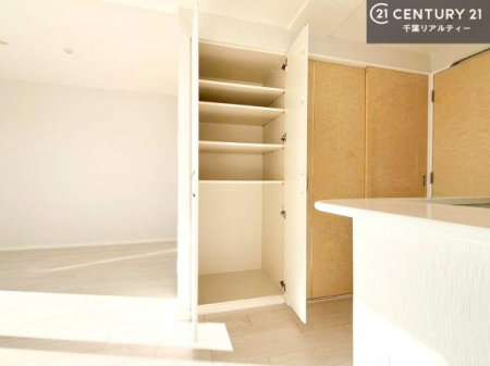 ���[ ���r���O���[�����邽�߁A��������}������ԂÂ��肪�\�B
���ł���������Ƃ������r���O��ۂĂ܂��B