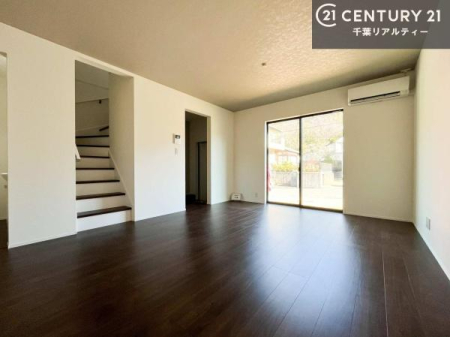 ���r���O �傫�ȑ����炽���Ղ�̗z���������閾�邢���r���O�B�J�����̂��郊�r���O�ŉƑ��c���̂��났�̎��Ԃ��߂����܂��B