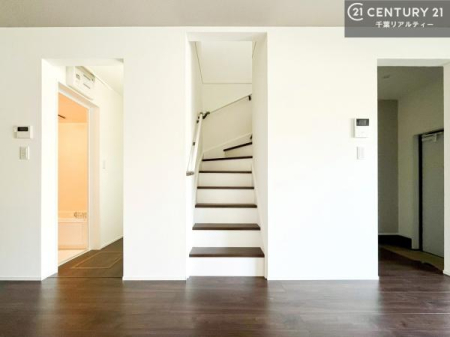 ���̑����� ���r���O�C���K�i�ŃR�~���j�P�[�V���������₷�����r���O�I�K�i�͖��邭�萠������Ă��܂��B���q�l�₲�N�z�̕������S���Ă����p�����܂��ˁI