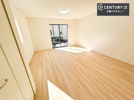 ���r���O ��؂ȉƑ����W�܂邩�炱��LDK�ɂ͂�����肽���B
�q�����������C�ɏ΂��Ȃ��瑖�����Ă���p�����������u�L���Ƃɂ��ėǂ������v�Ǝv���u�Ԃł��B