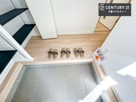 ���� �V���[�Y�{�b�N�X�t���Ȃ̂ŁA���ւ��Еt�����|�������₷���ł��I
�X�b�L���������ւŌ˂��J�����u�ԁA�������̂���S�n������Ԃ��o�}���Ă���܂��B
