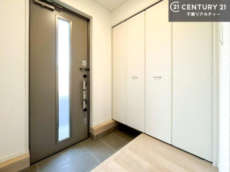 ���� ���ւ̃V���[�Y�{�b�N�X�́A���[�͗ǍD�ŌC���������萮���ł��邾���łȂ��A�㕔������I�Ƃ��Ċ��p�\�B���C�ɓ���̏�����O���[����u���΁A���q���}���邨�����ȋ�ԂɎd�オ��܂��I