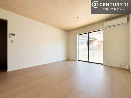 ���r���O �傫�ȑ����炽���Ղ�̗z���������閾�邢���r���O�B�J�����̂��郊�r���O�ŉƑ��c���̂��났�̎��Ԃ��߂����܂��B