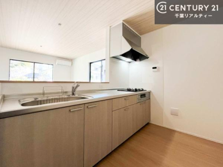 �L�b�`�� ��l�C�̑Ζʎ��V�X�e���L�b�`�����̗p���Ă��܂��I���Ƒ��̃R�~���j�P�[�V���������R�Ƒ�����݌v�ł��B
���q�l�ɂ��ڂ��͂��̂Ŋ������ł��ˁI�L�X�g���ĉ��K�ɍ�Ƃ��i�݂܂��B