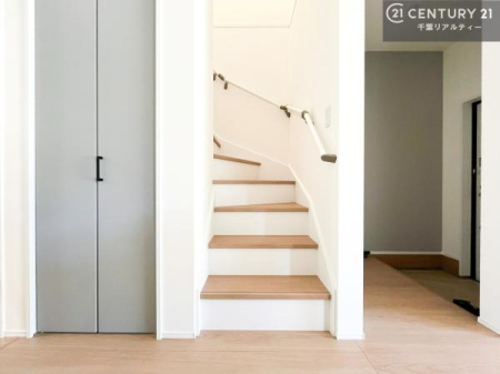 ���̑����� ���r���O�C���K�i�ŃR�~���j�P�[�V���������₷�����r���O�I�K�i�͖��邭�萠������Ă��܂��B���q�l�₲�N�z�̕������S���Ă����p�����܂��ˁI