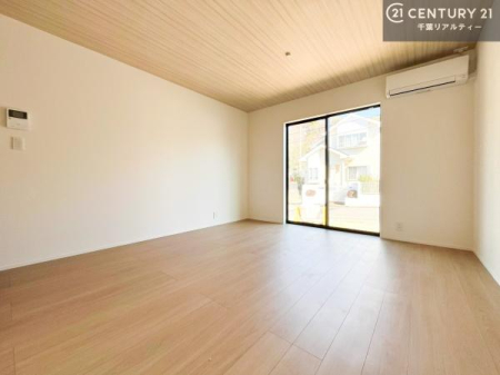 ���r���O �傫�ȑ����炽���Ղ�̗z���������閾�邢���r���O�B�J�����̂��郊�r���O�ŉƑ��c���̂��났�̎��Ԃ��߂����܂��B