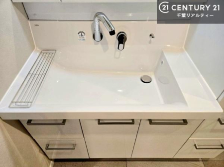 ���ʑ�E���ʏ� �܂�Ńz�e���̃p�E�_�[���[���̂悤�Ȑ��ʃX�y�[�X�B
�L���J�E���^�[�̓��C�N��w�A�Z�b�g�ɂ��g���₷���A���̏������X���[�Y�ł��B