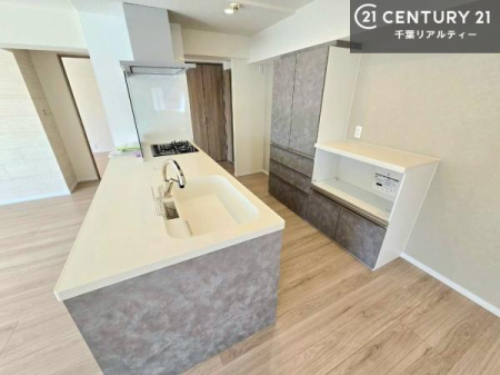 �L�b�`�� �J�b�v�{�[�h�t���̃L�b�`���ł��I
�L�b�`���͉����ƃK�`���K�`���������ł��B�d�q�����W�␆�ъ���u���܂����A��������̐H��͒I�Ɏ��[���\�ł��I