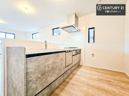 �L�b�`�� ��Ƃ肠�钲���X�y�[�X�ō�Ƃ����₷�����K�ȃL�b�`���ł��I
���q�l�ƈꏏ�ɂ��َq������y���߂�L�X�X�y�[�X�ł��B�y�����������ԂɂȂ肻���ł��ˁI