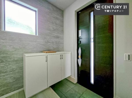 ���� �V���[�Y�{�b�N�X�t���Ȃ̂ŁA���ւ��Еt�����|�������₷���ł��I
�X�b�L���������ւŌ˂��J�����u�ԁA�������̂���S�n������Ԃ��o�}���Ă���܂��B
