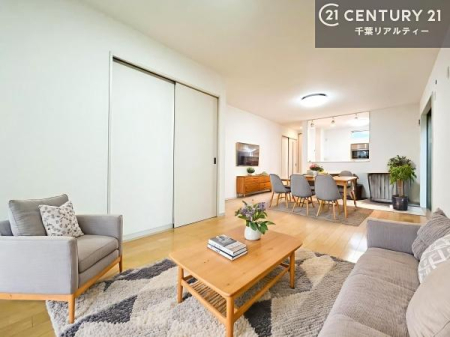 ���r���O �Ƌ��CG�p�[�X�ł��B�S�n�ǂ����r���O�͉Ƒ������R�ƏW�܂�܂��B�Ƒ��c�R�̎��Ԃ����������ł��B���Ƒ��ƁA����w�[���������Ԃ��߂��������ł��ˁB