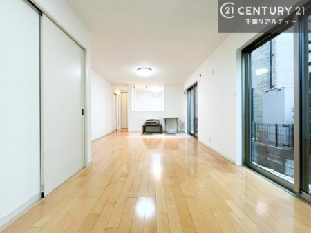 ���r���O �傫�ȑ����炽���Ղ�̗z���������閾�邢���r���O�B�J�����̂��郊�r���O�ŉƑ��c���̂��났�̎��Ԃ��߂����܂��B