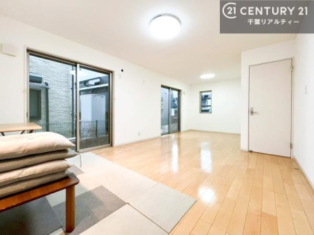 ���r���O �傫�ȑ����炽���Ղ�̗z���������閾�邢���r���O�B�J�����̂��郊�r���O�ŉƑ��c���̂��났�̎��Ԃ��߂����܂��B