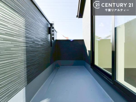 �o���R�j�[ �쐼�����ŗz������̗ǂ��A�L�X�Ƃ����o���R�j�[�B���󕨂��悭�����A���邭�J���I�ȋ�ԂŊO�̋�C�������Ȃ���S�n�悭�߂����܂��B