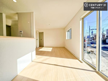 ���r���O �傫�ȑ����炽���Ղ�̗z���������閾�邢���r���O�B�J�����̂��郊�r���O�ŉƑ��c���̂��났�̎��Ԃ��߂����܂��B