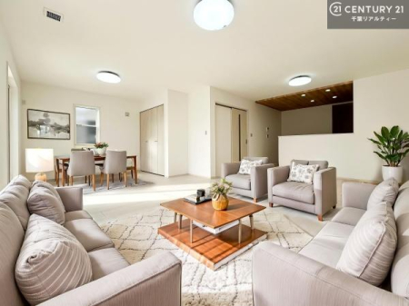 ���r���O �Ƌ��CG�p�[�X�ł��B�J�����̂���L�XLDK�I�\�t�@�[��_�C�j���O�e�[�u����u���Ă������ɂȂ�Ȃ��̂ŉ��K�ɉ߂����܂��I�R�~���j�P�[�V���������₷�����r���O�ł��I